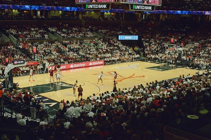 Leihuo Esports-雷火电竞 · 现场光束（资料示意）